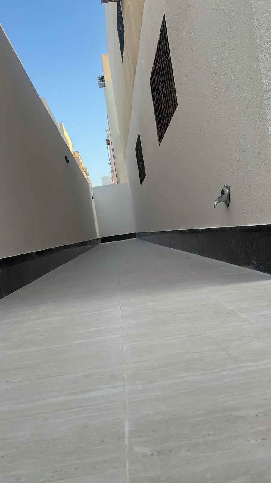 Floor for rent in Al Fayha